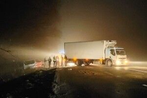 Уночі на Волині бус зіткнувся з фурою (Фото)