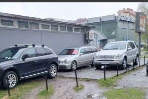 У Луцьку водії масово паркуються на газонах та тротуарах: порушникам загрожує штраф