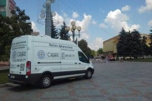 У центрі Рівного стоїть автобус, у якому можна замовити закордонний паспорт