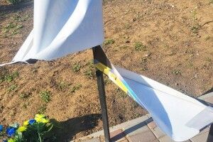 На Волині розшукали хулігана, який пошкодив банер полеглого захисника (Відео)