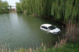 У Луцьку в ставку втопилася машина: відомі деталі інциденту 
