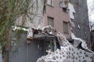 Зі стіни київської багатоповерхівки «зійшов» пінопласт