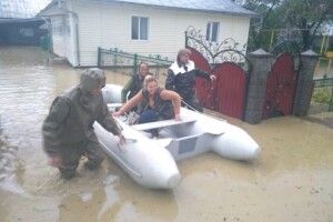 На Прикарпатті відмінили заняття в школах і евакуйовують людей