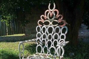 У Горохові встановлять крісло Щастя, викуване із… 84 кінських підков