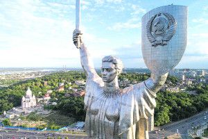 Вінок на «Вікторію Петрівну» вже надягали.Чи почеплять тризуб?