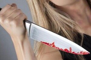 «Реанімацію тобі, а не чужі спідниці!»: у Великих Цепцевичах жінка чистила картоплю, приревнувала чоловіка й штрикнула його ножем у печінку