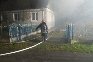 На Рівненщині перед Різдвом 30 рятувальників майже до ранку гасили пожежу (Фото)