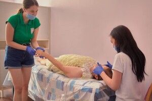Манікюр, педикюр, зачіски, мейкап: мешканців луцького геріатричного будинку причепурили спеціалісти-косметологи