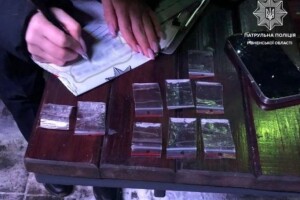 У Рівному в пішохода, який перебігав дорогу, знайшли наркотики