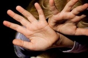 Подружжя розбещувало 3-річну доньку й знімало з нею порно  
