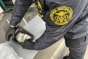 Волинянка перевозила дорогий одяг через кордон  в ... каністрах (Фото)