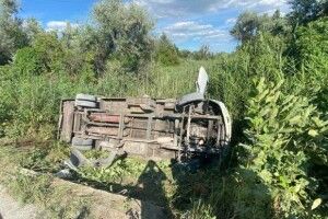 Рейсовий автобус злетів у кювет: 15 пасажирів у лікарні, а водій накивав п'ятами