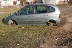 З машини волинянина за ніч зняли три колеса і акумулятор