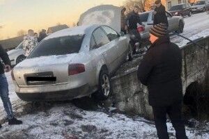 На Рівненщині Ауді ледь не злетіла у водойму (Фото)