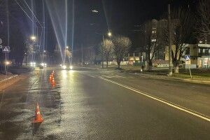 У Луцьку поліцейські розшукують водія, який збив пішохідку та зник 