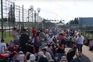 На пункті пропуску Шегині утворилися великі черги на вихід з України