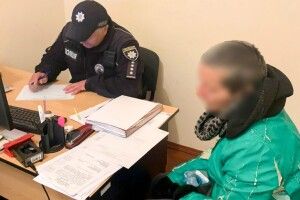 У Рівному затримали злодійку, яка поцупила пам'ятні речі біля портрету полеглого Героя
