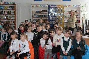 Луцькі читайлики захоплено гортали віммельбухи та аплодували виставі театру тіней (фото)