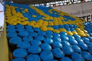 Велетенський тризуб створили з 480 пасок