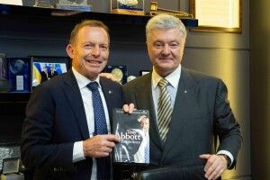 Одним з перших підтримав Україну в 2014-му: Порошенко обговорив з екс-прем’єром Австралії Тоні Ебботтом створення трибуналу для путіна