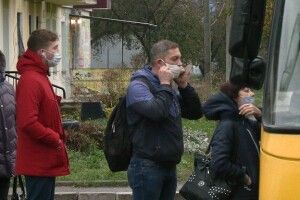 Черги на маршрутки: люди стоять годину, щоб дістатися на роботу