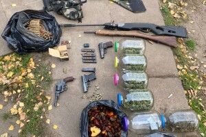 На Рівненщині при обшуку обійстя місцевого мешканця знайшли бурштин, канабіс та бойову зброю (Фото)