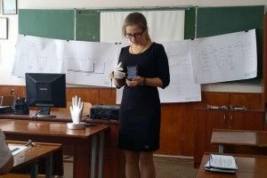 Студентка створила рукавичку, яка озвучує мову жестів