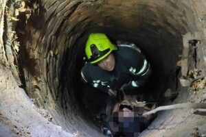 Дівчина впала до каналізаційного колектора