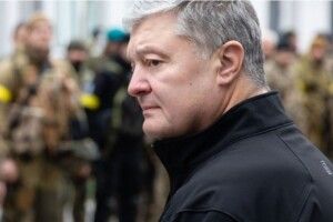 «Треба негайно повернути доплати військовим, нічого важливішого за армію немає», – Порошенко на північному фронті