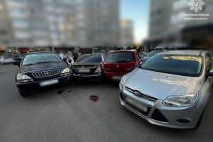 У Луцьку водійка Lexus зіткнулася з трьома припаркованими автівками 