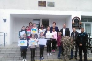 Горохівські гімназисти передали воїнам АТО маскувальну сітку і сердечка-обереги