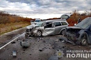 В автотрощі на Рівненщині легковик влетів у бус (Фото)
