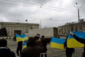 У Херсоні місцеві жителі з українськими прапорами зустрічають російський «гуманітарний конвой»