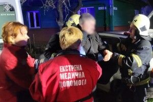 На Волині рятували водія з понівеченого авто