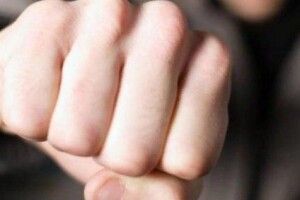 Бив і зривав одяг: на горохівчанку, що пасла корову, серед білого дня напав невідомий