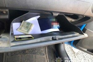 Злапали на гарячому хабарюгу-прикордонника, який взяв на лапу тисячу «баксів» від цигаркових контрабандистів (Фото)