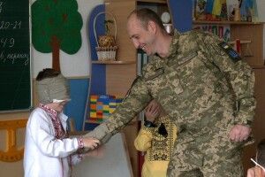 «Відкриваю очі і бачу вже не Артема, а тата»: військовий з Рівного зробив синові сюрприз (Фото. Відео)
