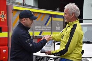 Пожежник-пенсіонер із Швейцарії подарував своїм колегам з Луцька автомобіль