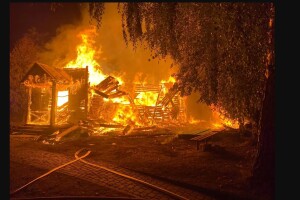 Пізно викликали пожежників: у Рівненському районі вогнем знищено деревʼяну церкву, збудовану 1877 року