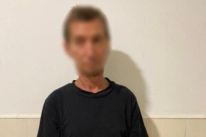 Чоловік пограбував 8-річну дівчинку, яку батьки залишили чекати в машині 