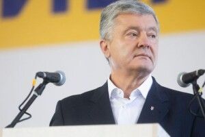 Ми попередили Зеленського, що проведемо парад без нього, він зламався і призначив його у 21 році – Порошенко 