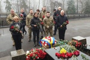 «Поки Герої бились під Крутами, тисячі сиділи і думали – чи є різниця чи ні»