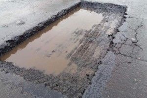 На окупованому Донбасі небачений науковий прорив – винайшли технологію вкладання асфальту в калюжі