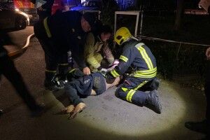 Вогнеборці винесли з палаючого приміщення непритомного чоловіка