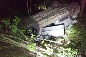 На Рівненщині неповнолітній взяв авто матері та з друзями злетів з дороги