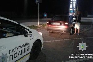 П’яний водій перебрався на заднє сидіння авто і вдавав сплячого