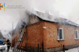 На Волині врятували жінку, яка вчаділа під час пожежі