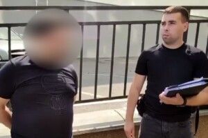 У жіночому одязі і капелюшку: злодій викрав з квартири пів мільйона доларів (Фото)