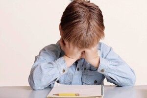 У школі жінка побила чужу дитину на уроці поки не було вчителя