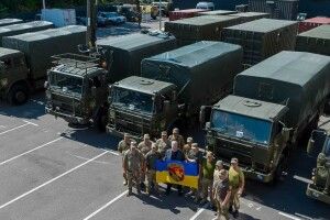 Щоб побільше снарядів летіло у правильному напрямку: Порошенко передав техніку артилеристам 